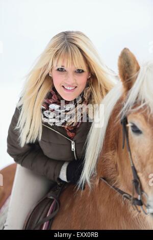 Junge Frau auf Haflinger-Pferd Stockfoto