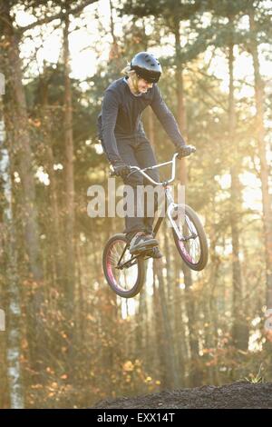 Teenager mit seinem bmx-Rad in der Luft springen Stockfoto