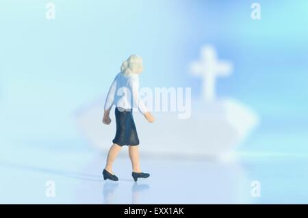 Miniatur-Figur auf einer Beerdigung Stockfoto