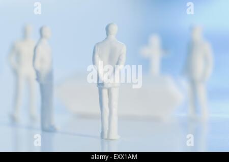 Zwei Miniatur-Figuren auf einer Beerdigung Stockfoto