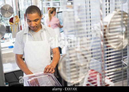 Bäckerei-Besitzer bei der Arbeit Stockfoto