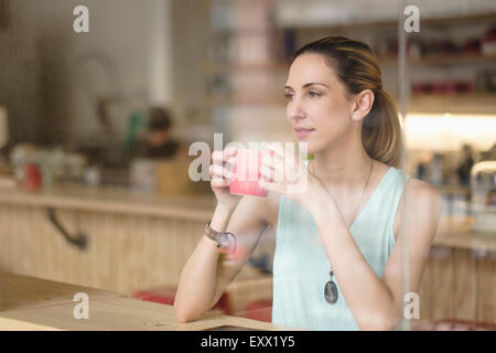 Frau, die Kaffeetasse im café Stockfoto