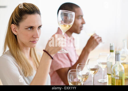 Mann und Frau Verkostung Weißwein Stockfoto