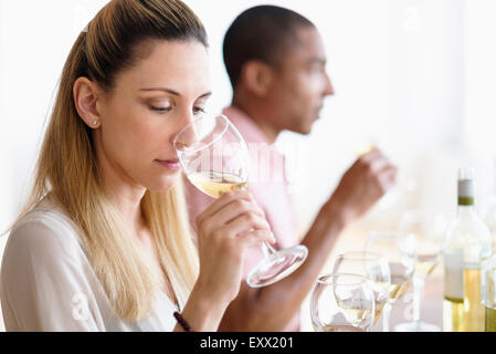 Mann und Frau Verkostung Weißwein Stockfoto