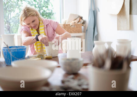 Reife Frau Töpfern im studio Stockfoto