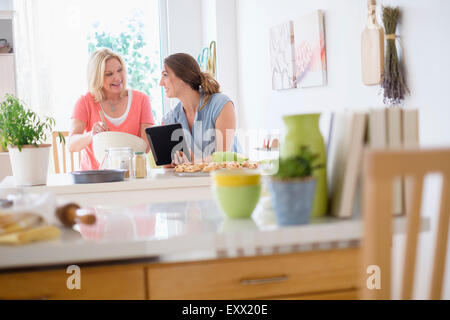 Mutter mit erwachsenen Tochter Backen in Küche Stockfoto