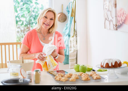 Reife Frau in Küche Backen Stockfoto