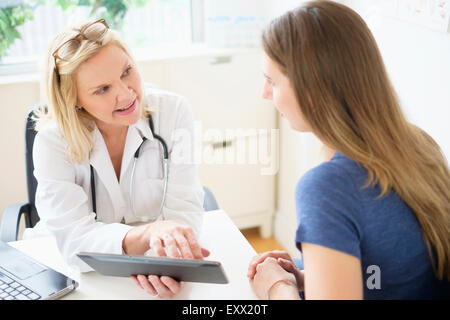 Arzt im Gespräch mit Patienten im Büro Stockfoto