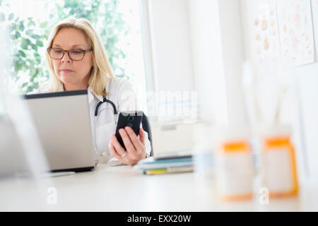 Arzt arbeitet mit Laptop in ihrem Büro Stockfoto