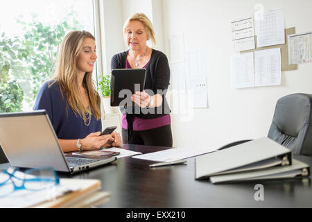 Zwei Business-Frauen im Büro sprechen Stockfoto