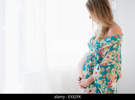 Schwangere Frau in bunten Schlafrock Stockfoto