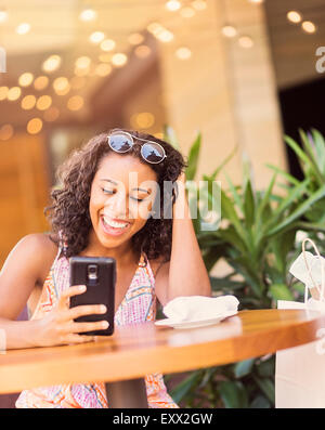 Frau mit Telefon im café Stockfoto