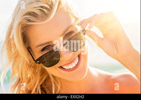 Junge Frau mit Sonnenbrille Stockfoto