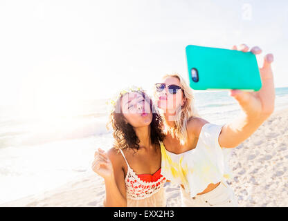 Freundinnen unter Selfie am Strand Stockfoto