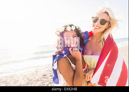 Freundinnen am Strand mit amerikanischen Flagge Stockfoto