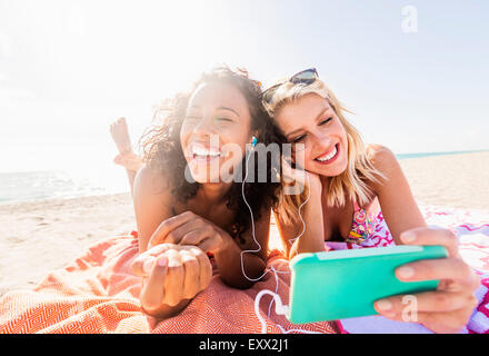 Freundinnen am Strand Stockfoto