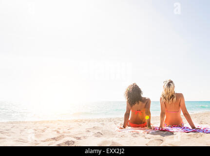 Freundinnen am Strand Stockfoto