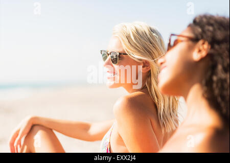 Freundinnen am Strand Stockfoto