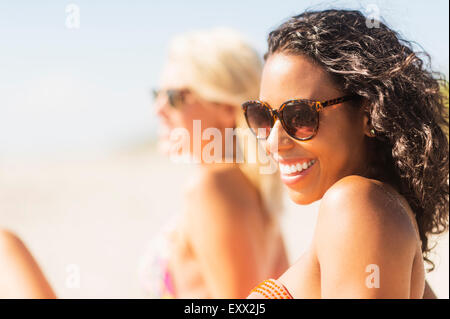 Freundinnen am Strand Stockfoto