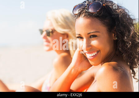 Freundinnen am Strand Stockfoto