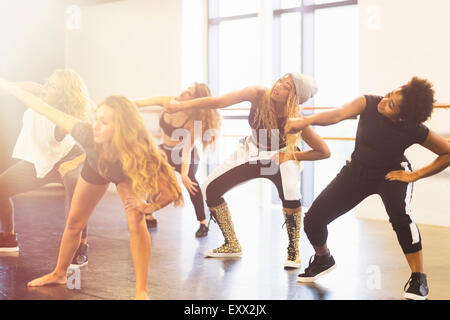Junge Frauen tanzen im Tanzstudio Stockfoto