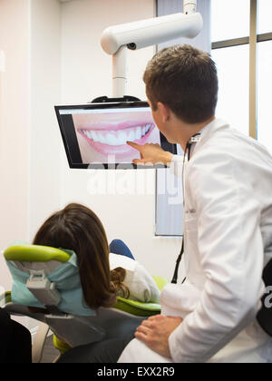 Zahnarzt und Patient auf Bildschirm Stockfoto