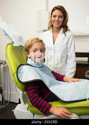 Zahnarzt und Patient (8-9) in Zahnarztpraxis Stockfoto