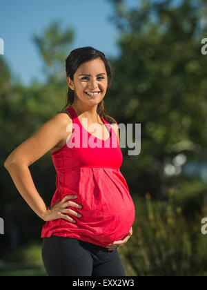 Porträt der schwangeren Frau lächelnd Stockfoto