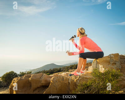 Frau im Sportswear-Trinkwasser Stockfoto