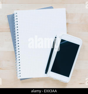 Draufsicht von Stift und Smartphone auf notebook Stockfoto