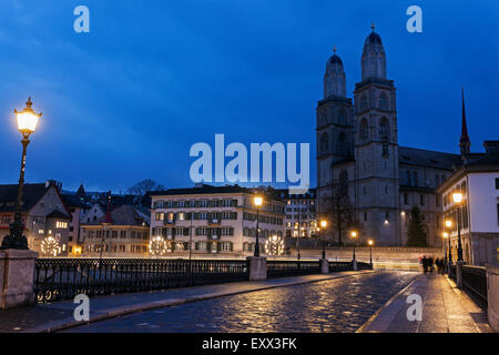 Grossmünster in der Nacht Stockfoto