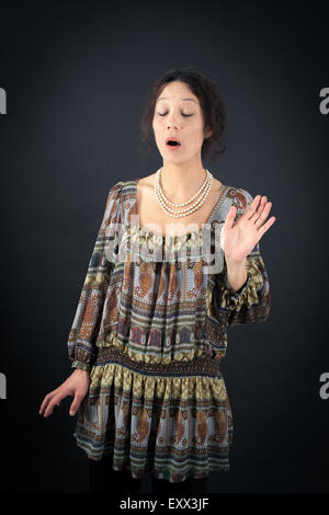 Schöne Frau dabei verschiedene Ausdrücke in verschiedenen Arten von Kleidung: unschuldig Stockfoto