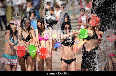 Shenyang, China Liaoning Provinz. 17. Juli 2015. Menschen Vergnügen sich während einer Spritzwasser Festival in Shenyang, Hauptstadt des nordöstlichen Chinas Liaoning Provinz, 17. Juli 2015 statt. Bildnachweis: Yao Jianfeng/Xinhua/Alamy Live-Nachrichten Stockfoto