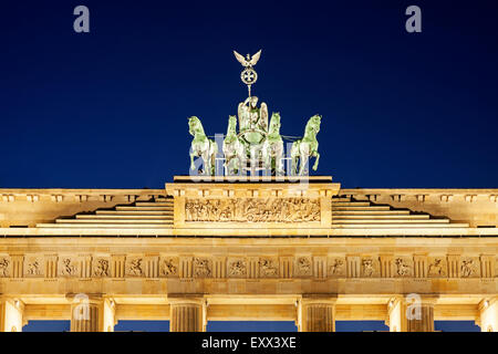 Statue auf Brandenburger Tor Stockfoto