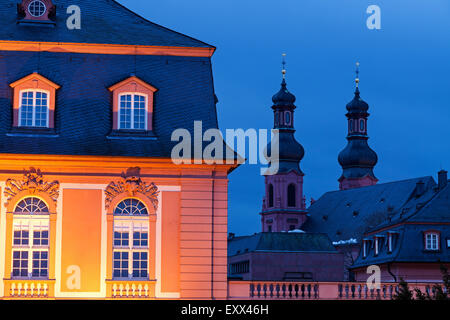 Beleuchtete Staatskanzlei Rheinland-Pfalz und St.-Peter-Kirche Stockfoto