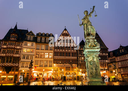 Statue auf dem beleuchteten Platz Stockfoto