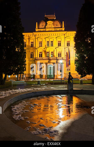 Beleuchtete Fassade der Gebäude der Universität Maribor Stockfoto