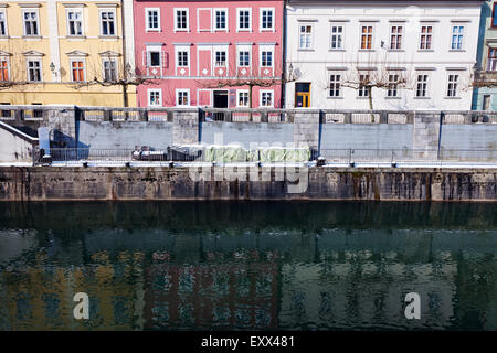 Fluss Ljubljanica und Flussufer Häuser Stockfoto