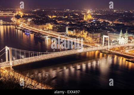 Erhöhten Blick auf die Elisabeth-Brücke bei Nacht Stockfoto