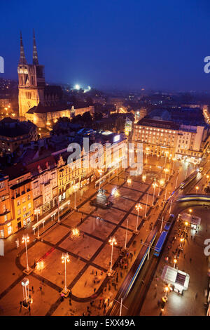 Erhöhten Blick auf Ban Jelacic Platz in der Nacht Stockfoto