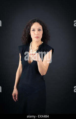 Schöne Frau dabei verschiedene Ausdrücke in verschiedenen Arten von Kleidung: Verdacht Stockfoto