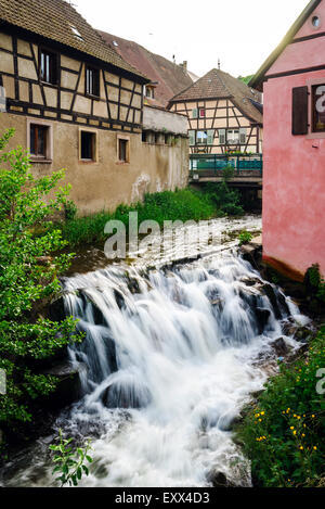 Alten elsässischen Dorf Straßenansicht, Frankreich, Sommer Stockfoto