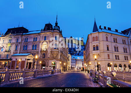 Blick entlang Triple Bridge in Richtung Burg von Ljubljana Stockfoto