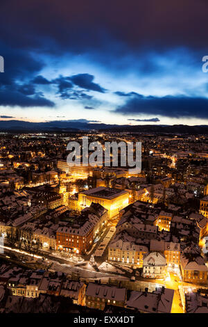 Beleuchtete Stadtbild in der Abenddämmerung Stockfoto