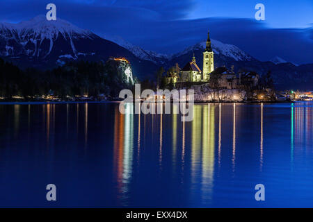 Bleder See und beleuchteten Kirche Mariä Himmelfahrt Stockfoto