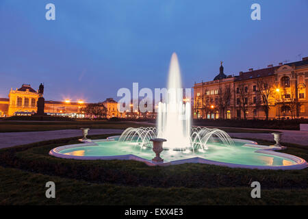 Beleuchteten Brunnen in der Nacht Stockfoto