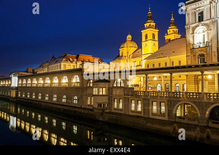 Beleuchtete Uferpromenade mit Sankt Nikolaus Kathedrale Stockfoto