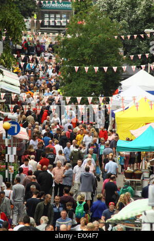 Eine Menschenmenge versammelt sich in Belper Food Festival in Derbyshire, England UK - King Street, Sommer. Stockfoto