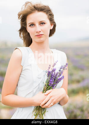 Porträt der Braut mit Haufen von Lavendel Stockfoto