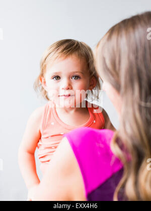 Kleines Mädchen (2-3) mit Mutter Stockfoto